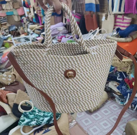 حقيبة نسائية مصنوعة من حبل القطن منسوجة يدويًا بمقبض طويل من البولي يوريثان