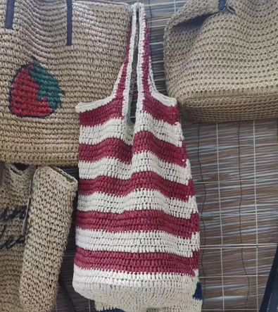 حقيبة تسوق من القش مصنوعة يدويًا من الورق الكروشيه باللون الأحمر