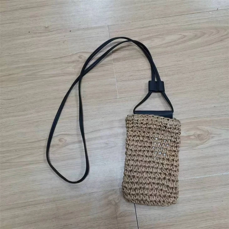 حقيبة هاتف نسائية من القش بلون بني