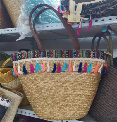 شرابات القمح الملونة حقيبة القش